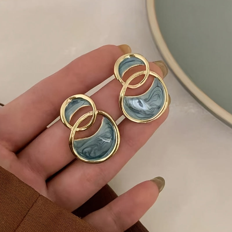 2pcs (1 pair) of elegant and stylish earrings. The flexible design showcases the style for commuting and banquets. The elegant texture is revealed as the light and shadow flow. Suitable for daily commuting and banquets. An eye-catching item for T,