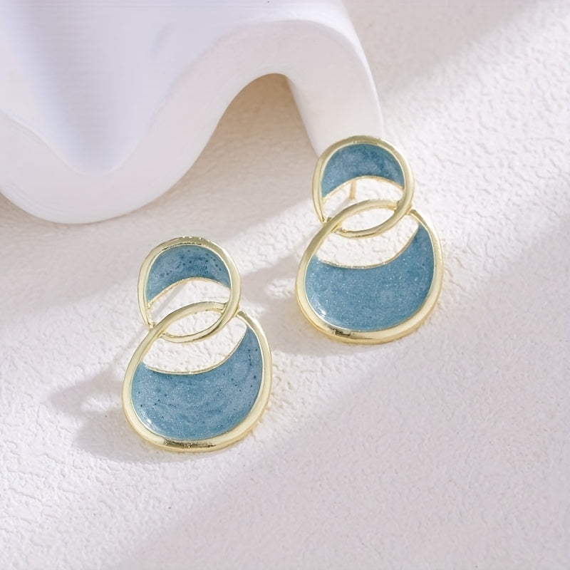 2pcs (1 pair) of elegant and stylish earrings. The flexible design showcases the style for commuting and banquets. The elegant texture is revealed as the light and shadow flow. Suitable for daily commuting and banquets. An eye-catching item for T,
