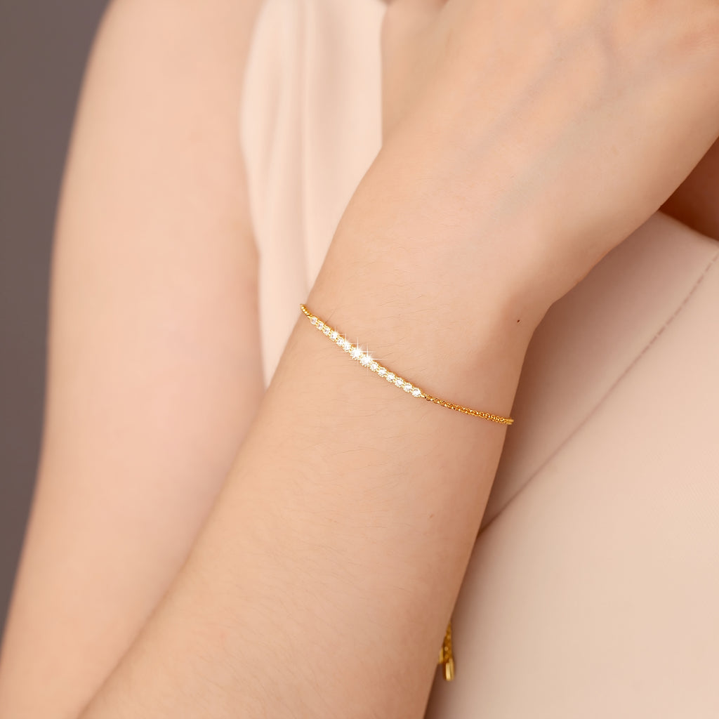 The Design of The S925 Sterling Silver Single-Row Synthetic Zirconia Bracelet for Women Conveys a Sense of Elegance And Versatility, Featuring a Pull-Adjustable Design.