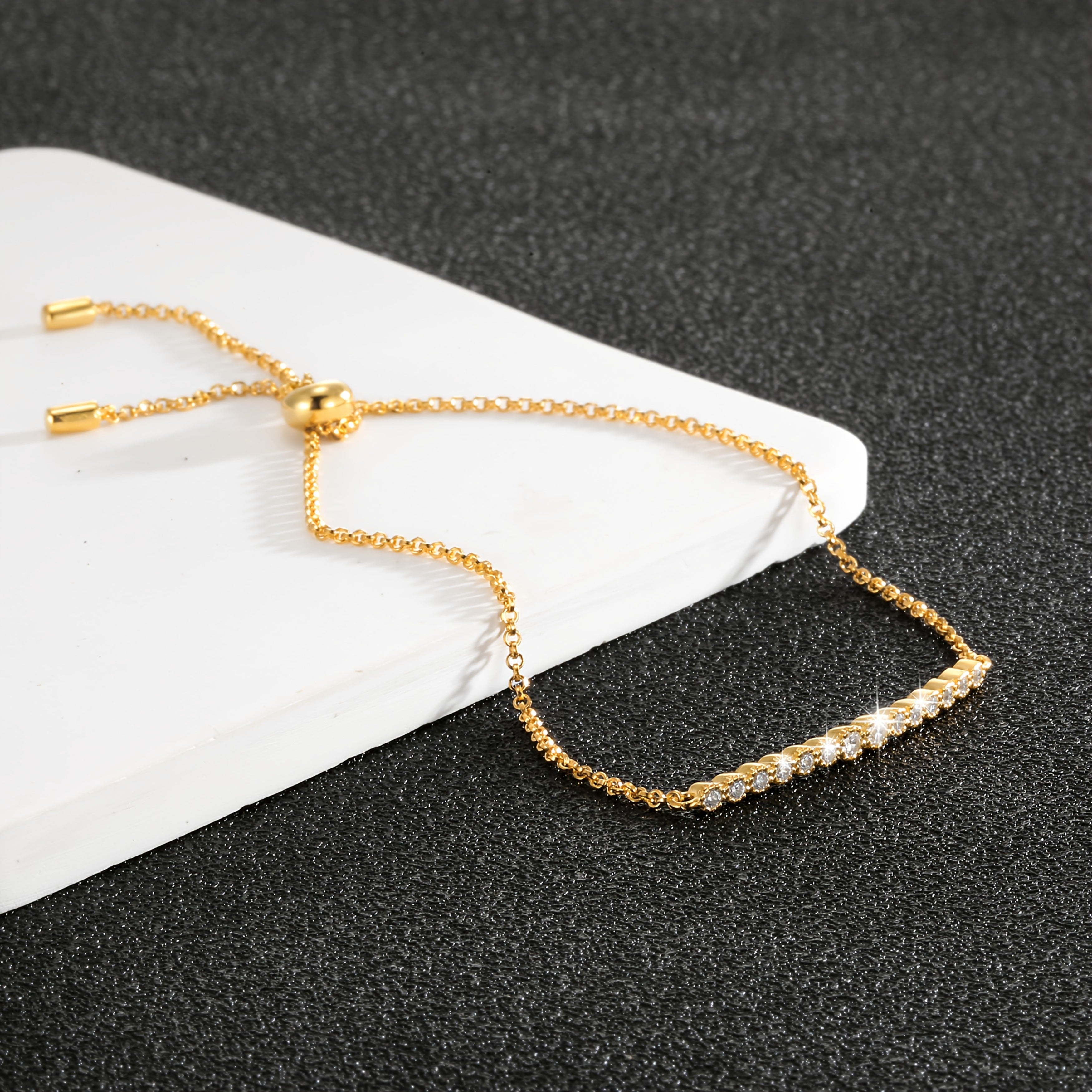 The Design of The S925 Sterling Silver Single-Row Synthetic Zirconia Bracelet for Women Conveys a Sense of Elegance And Versatility, Featuring a Pull-Adjustable Design.