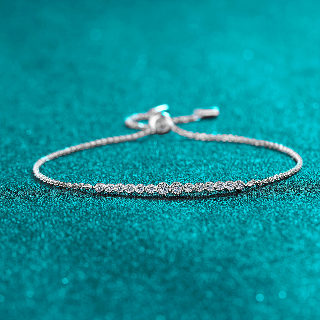 The Design of The S925 Sterling Silver Single-Row Synthetic Zirconia Bracelet for Women Conveys a Sense of Elegance And Versatility, Featuring a Pull-Adjustable Design.