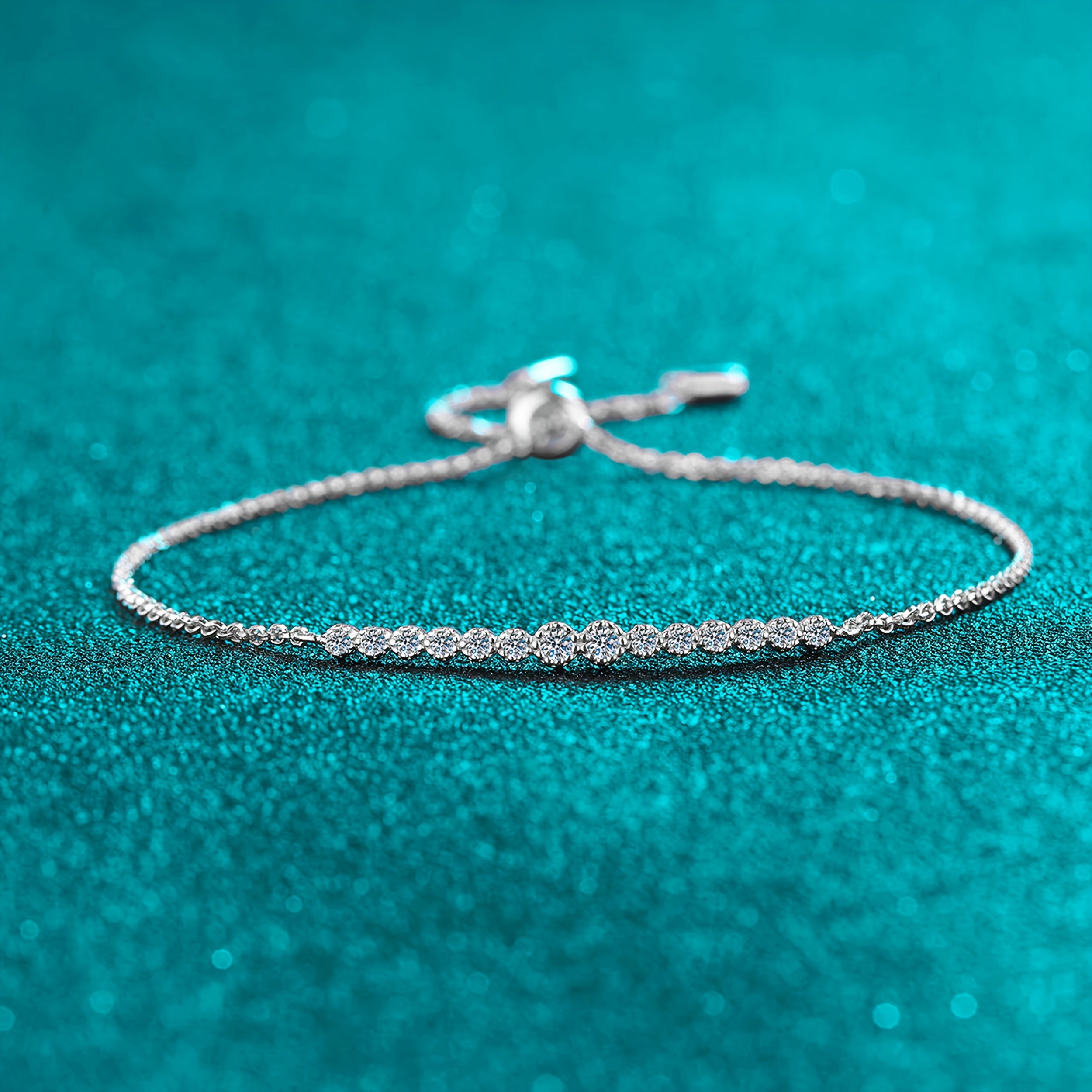 The Design of The S925 Sterling Silver Single-Row Synthetic Zirconia Bracelet for Women Conveys a Sense of Elegance And Versatility, Featuring a Pull-Adjustable Design.