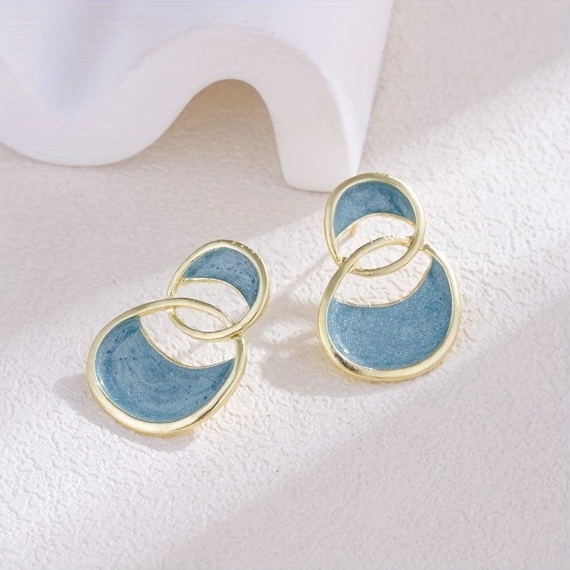 2pcs (1 pair) of elegant and stylish earrings. The flexible design showcases the style for commuting and banquets. The elegant texture is revealed as the light and shadow flow. Suitable for daily commuting and banquets. An eye-catching item for T,
