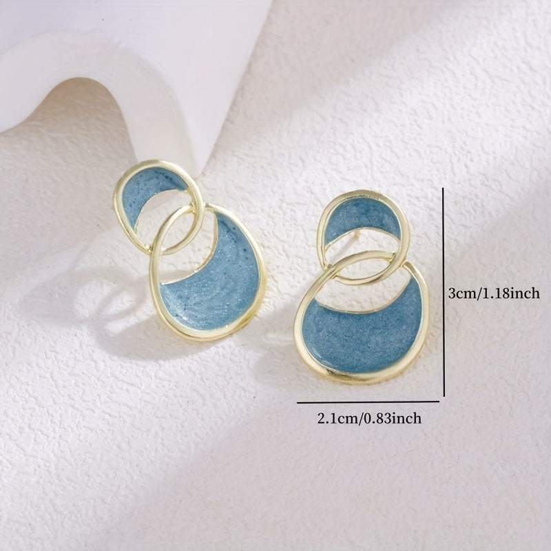 2pcs (1 pair) of elegant and stylish earrings. The flexible design showcases the style for commuting and banquets. The elegant texture is revealed as the light and shadow flow. Suitable for daily commuting and banquets. An eye-catching item for T,