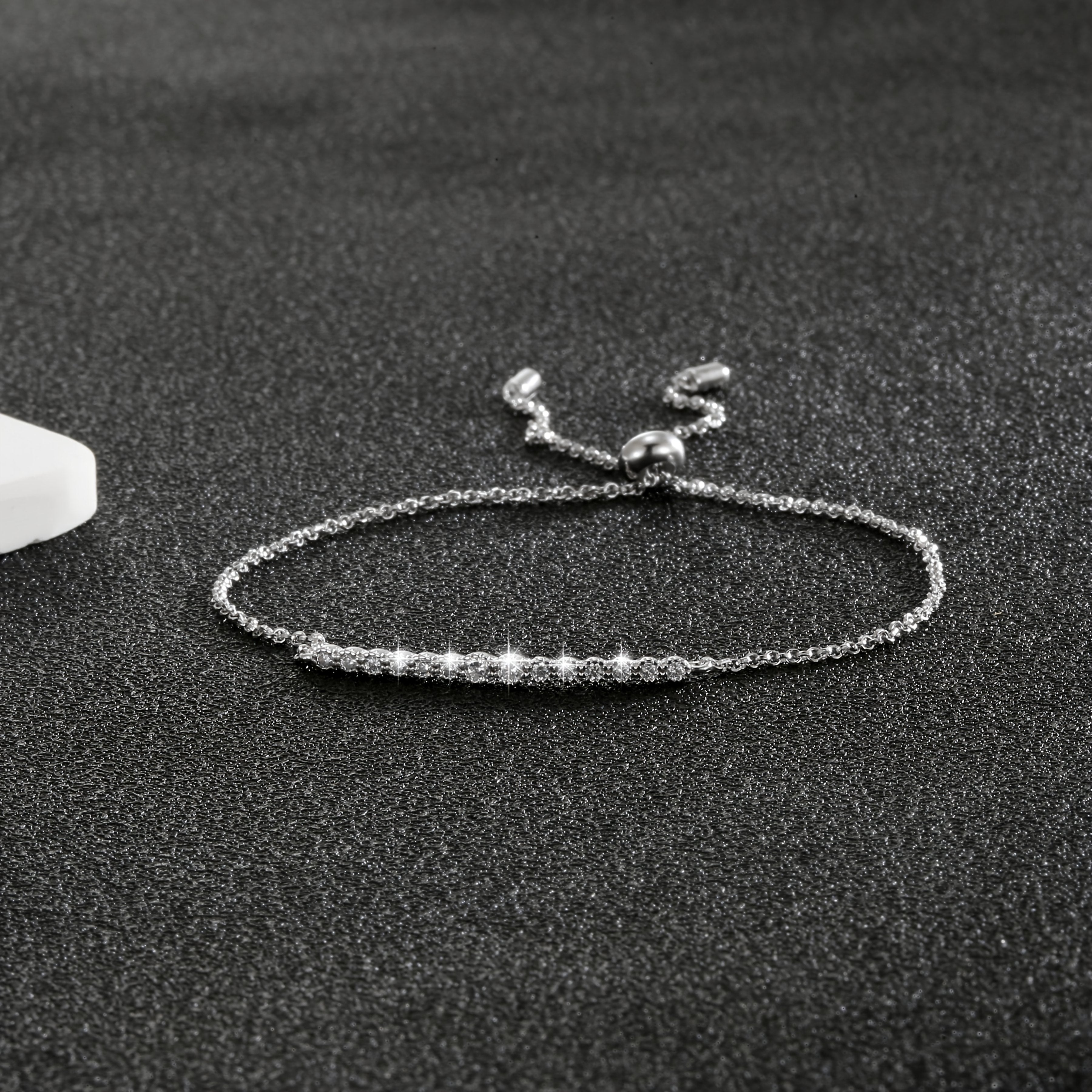The Design of The S925 Sterling Silver Single-Row Synthetic Zirconia Bracelet for Women Conveys a Sense of Elegance And Versatility, Featuring a Pull-Adjustable Design.