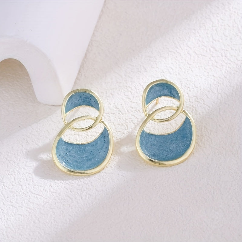 2pcs (1 pair) of elegant and stylish earrings. The flexible design showcases the style for commuting and banquets. The elegant texture is revealed as the light and shadow flow. Suitable for daily commuting and banquets. An eye-catching item for T,