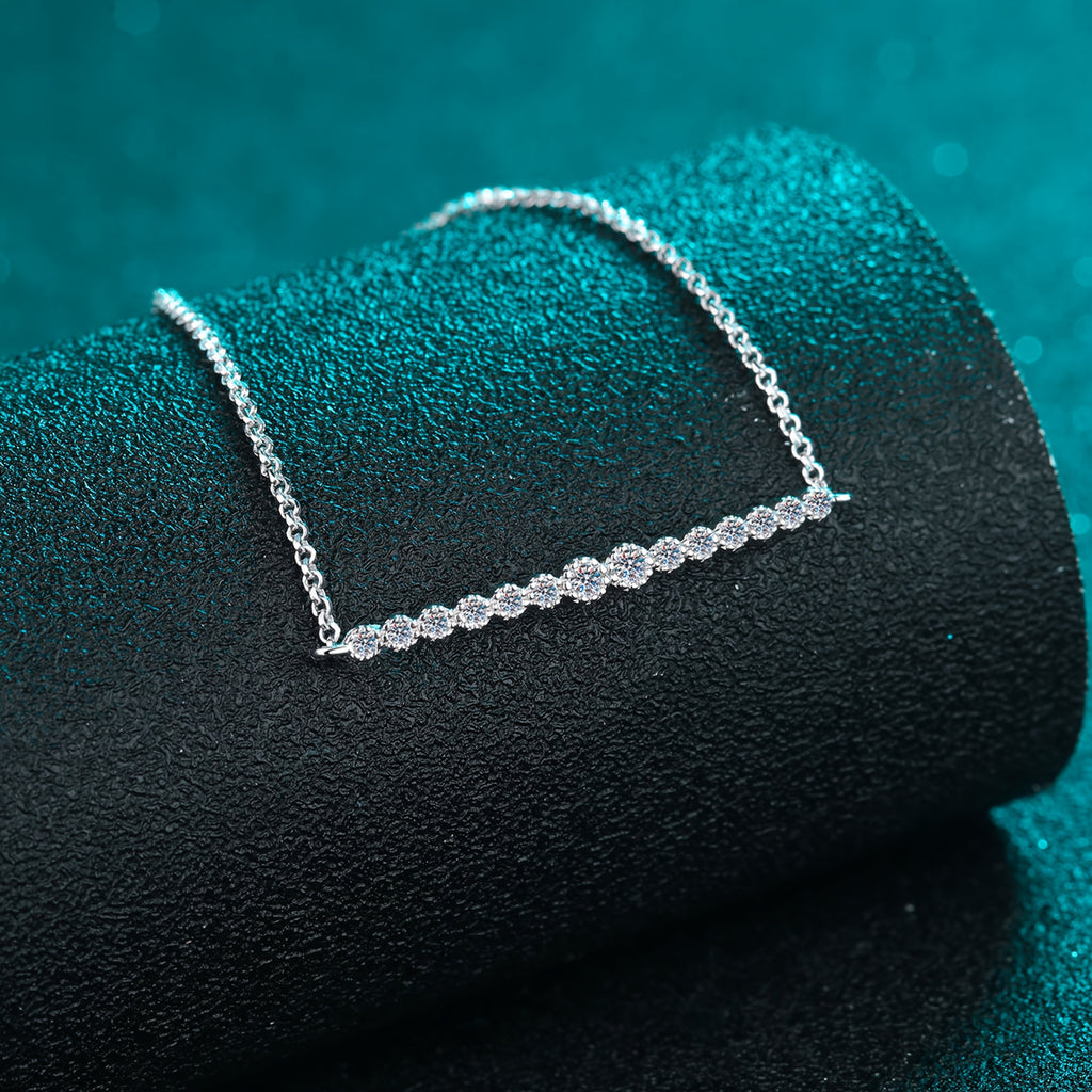 The Design of The S925 Sterling Silver Single-Row Synthetic Zirconia Bracelet for Women Conveys a Sense of Elegance And Versatility, Featuring a Pull-Adjustable Design.