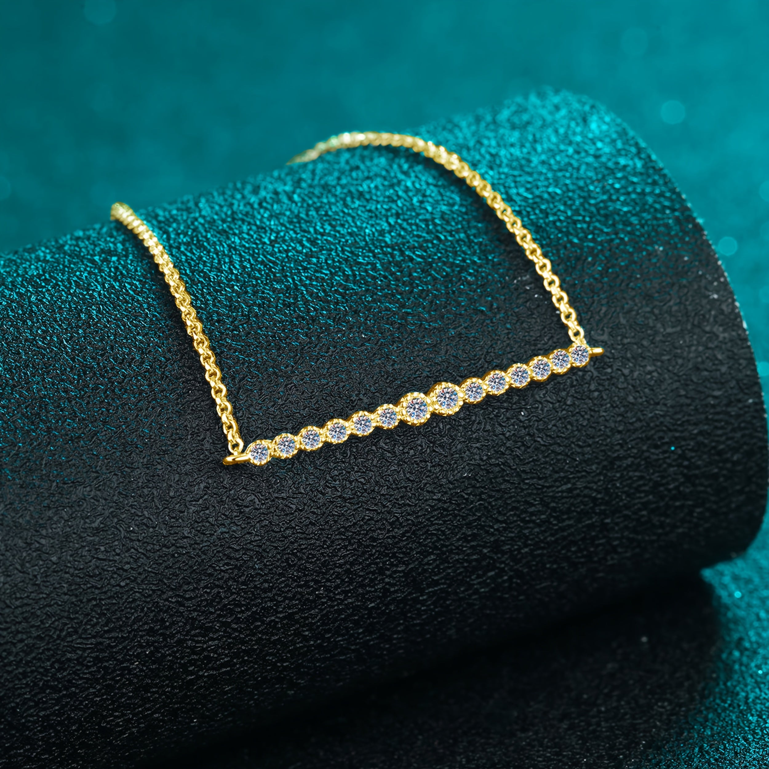 The Design of The S925 Sterling Silver Single-Row Synthetic Zirconia Bracelet for Women Conveys a Sense of Elegance And Versatility, Featuring a Pull-Adjustable Design.